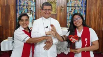 El Arzobispo de Guayaquil, Mons. Luis Cabrera Herrera y dos miembros del apostolado MICTE. Crédito: Arquidiócesis de Guayaquil.