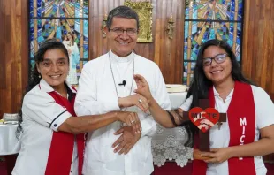 El Arzobispo de Guayaquil, Mons. Luis Cabrera Herrera y dos miembros del apostolado MICTE. Crédito: Arquidiócesis de Guayaquil. 