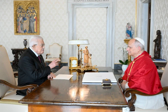 El Papa León XIV recibió este jueves en audiencia en el Palacio Apostólico Vaticano al presidente del Estado de Palestina, Mahmoud Abbas