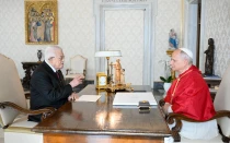 El Papa León XIV recibió este jueves en audiencia en el Palacio Apostólico Vaticano al presidente del Estado de Palestina, Mahmoud Abbas