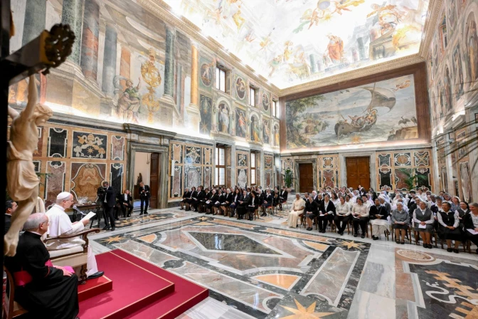 El Papa ha recibido en la sala del consistorio a las religiosas