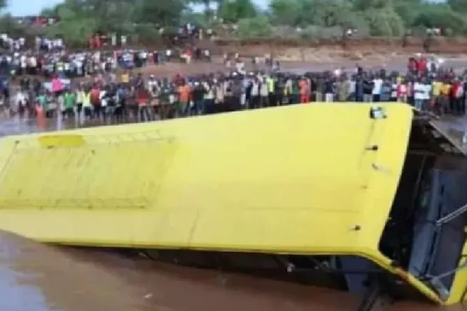 Decenas de católicos mueren en trágico accidente de autobús que cayó a un río
