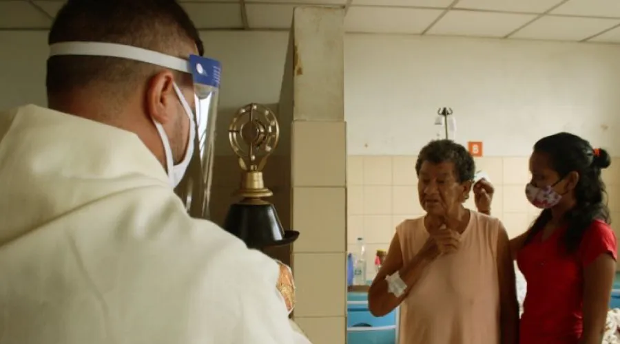 Reliquia del “médico de los pobres” visita hospitales de Venezuela para dar esperanza