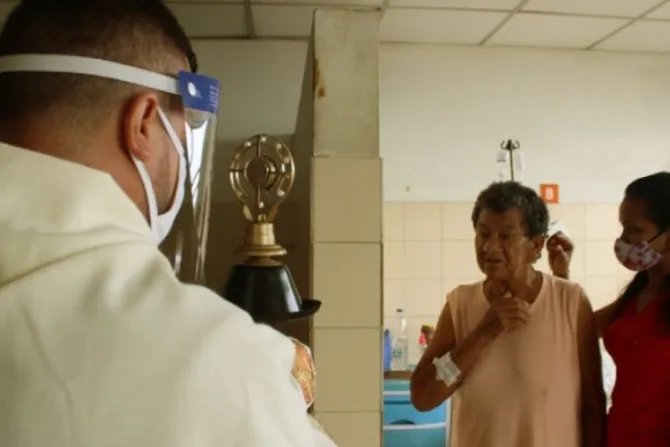 Reliquia del “médico de los pobres” visita hospitales de Venezuela para dar esperanza