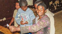 Jóvenes de las prisiones donde ayudan los salesianos en Madagascar. Crédito: Agenzia Info Salesiana (ANS).