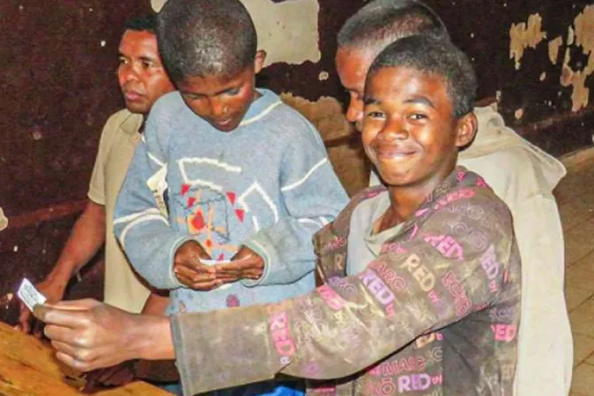 Salesianos llevan esperanza a jóvenes sin hogar que viven en prisiones de África