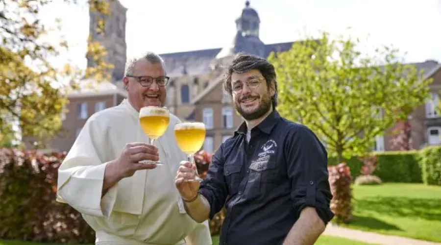 P. Karel Stautemas y Marc-Antoine Sochon en la inauguración del bar de la Abadía de Grimbergen. Crédito: PRNewsfoto / Grimbergen.?w=200&h=150