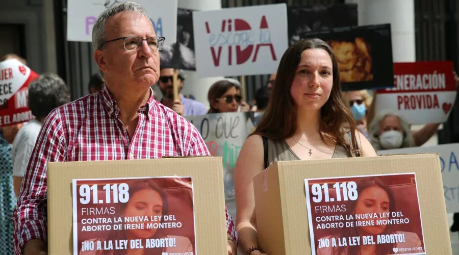 Plantón frente al Ministerio de Igualdad de España y entrega de firmas contra reforma de ley de aborto, 8 de junio de 2022. Crédito: HazteOir.org - Flickr (CC BY-SA 2.0).