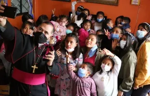 Mons. Carlos Samaniego y un grupo de niños de la casa hogar San Ignacio de Loyola, en México. Crédito: Facebook de la Arquidiócesis Primada de México. 