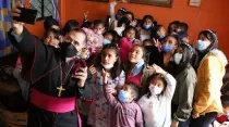 Mons. Carlos Samaniego y un grupo de niños de la casa hogar San Ignacio de Loyola, en México. Crédito: Facebook de la Arquidiócesis Primada de México.
