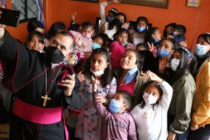 Obispo da 4 consejos a los niños para alcanzar la santidad en la vida cotidiana