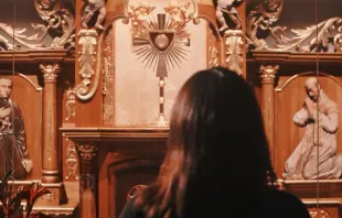 Nathalí Paredes frente a Jesús Eucaristía. Crédito: Captura de video de YouTube de la canción "Te pertenezco" de Nathalí Paredes. 
