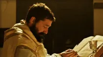 Shia LaBeouf interpretando a San Pío de Pietrelcina. Crédito: Captura de YouTube del trailer de la película Padre Pío.