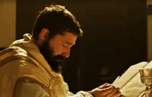 Shia LaBeouf interpretando a San Pío de Pietrelcina. Crédito: Captura de YouTube del trailer de la película Padre Pío. 