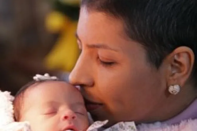 Madre posterga tratamiento de cáncer y salva a su bebé del aborto