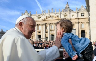 El Papa Francisco saluda a un niño durante una Audiencia General en la Plaza de San Pedro Crédito: Vatican Media