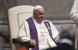 El Papa Francisco en la liturgia penitencial de hoy en el Vaticano. Crédito: Daniel Ibáñez / EWTN News