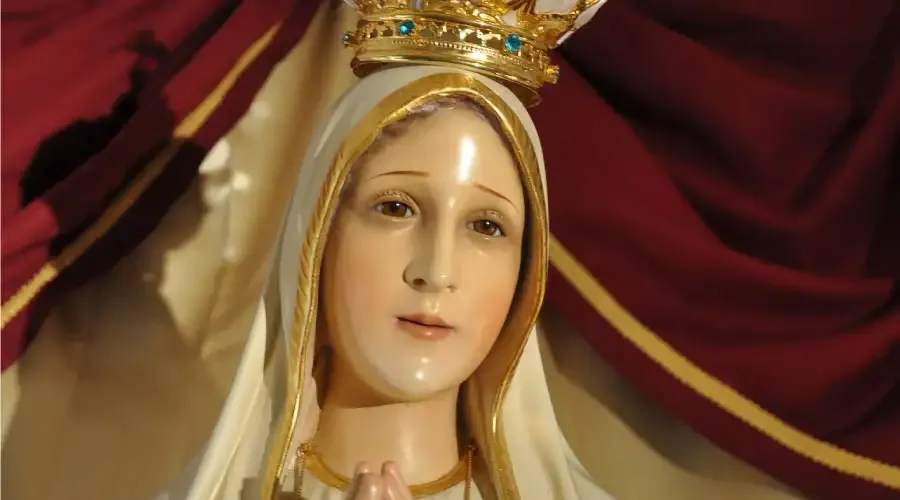 Virgen de Fátima. Crédito: Flickr / Our Lady of Fatima International Pilgrim Statue, Cortesía de Joseph Ferrera (CC-BY-SA-2.0).