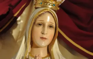 Virgen de Fátima. Crédito: Flickr / Our Lady of Fatima International Pilgrim Statue, Cortesía de Joseph Ferrera (CC-BY-SA-2.0). 