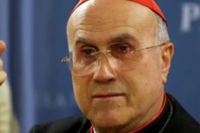Vaticanista: Cardenal Bertone ordena que documentos vaticanos se aprueben en Secretaría de Estado