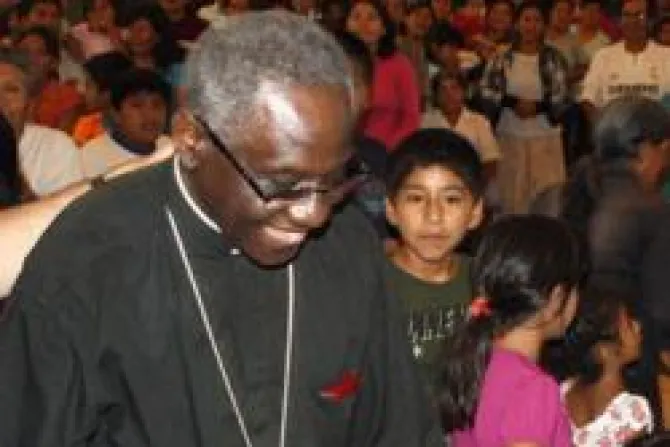 Cardenal Sarah promete ayuda del Vaticano a zona pobre del Perú