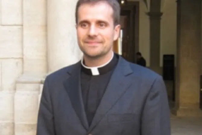 Obispo más joven de España pide a mujeres vestir con decoro en misa