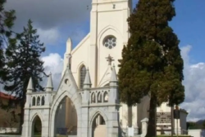 Vándalos atacan histórica Iglesia de la Santa Cruz en California
