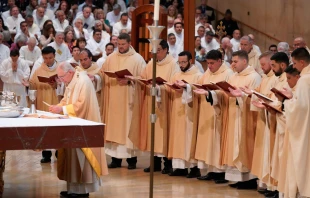 Mons. José H. Gomez, Arzobispo de Los Ángeles, durante la consagración en la Misa en la que ordenó a 11 nuevos sacerdotes. En ese momento concelebrando con ellos. Crédito: Archdiocese of Los Angeles