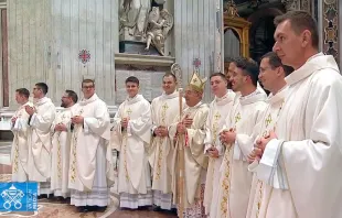 Cardenal ordena 11 nuevos sacerdotes, entre ellos 2 de Latinoamérica, para la Diócesis de Roma. Crédito: Captura de Youtube de Vatican News