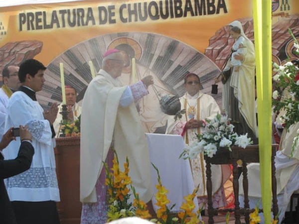 Mons. Mario Busquets en Chuquibamba. Crédito: Prelatura de Yauyos.