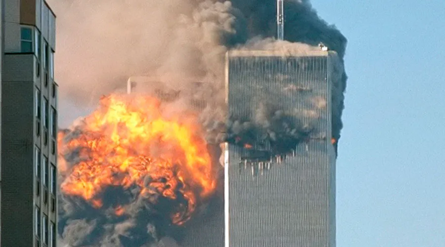 El segundo avión se estrella en la Torre Sur del World Trade Center. Crédito: Robert on Flickr (CC BY-SA 2.0)