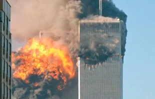 El segundo aviu00f3n se estrella en la Torre Sur del World Trade Center. Cru00e9dito: Robert on Flickr (CC BY-SA 2.0) 