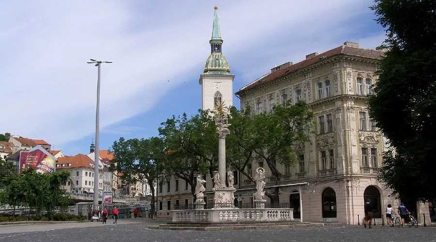 El Papa en Eslovaquia: Conoce la plaza con una escultura a la Santísima Trinidad