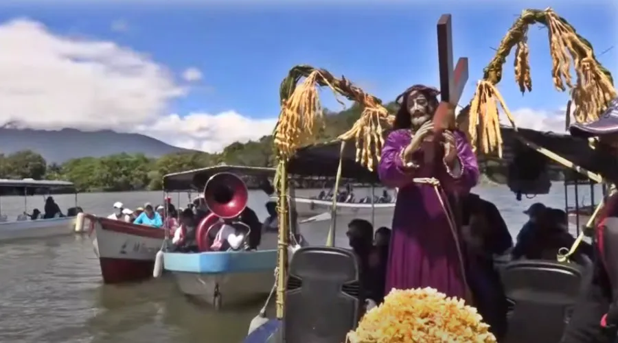 Vía Crucis Acuático en Nicaragua. Crédito: Captura de video de YouTube de La Prensa Gráfica Noticias de El Salvador.?w=200&h=150