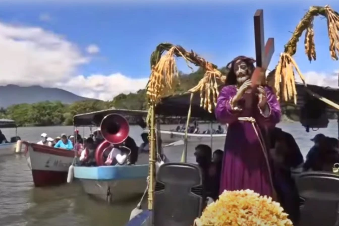 Cientos de católicos realizan Vía Crucis Acuático por Semana Santa en Nicaragua