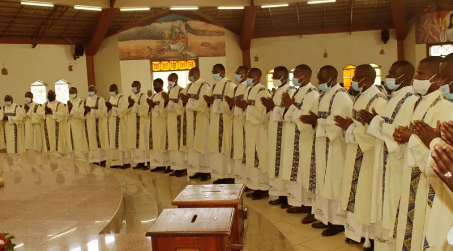 Ordenación de 25 diáconos de seis países africanos en la parroquia de San Juan Evangelista, Karen, de la Arquidiócesis de Nairobi, Kenia. Crédito: ACI África.