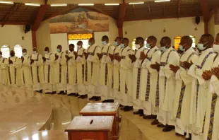 Ordenación de 25 diáconos de seis países africanos en la parroquia de San Juan Evangelista, Karen, de la Arquidiócesis de Nairobi, Kenia. Crédito: ACI África. 