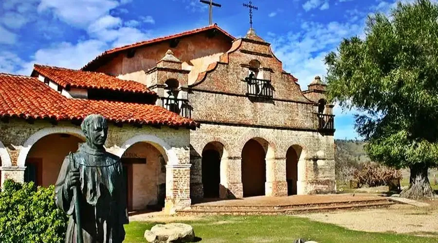 Misión de San Antonio de Padua, con estatua de San Junípero Serra. Foto: Robert Stokstad / Dominio público.?w=200&h=150