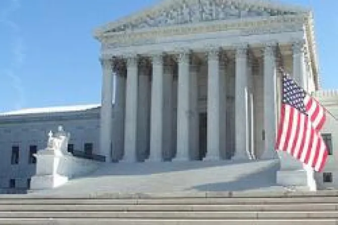 Corte Suprema de EEUU ampara derecho de Iglesias a elegir empleados