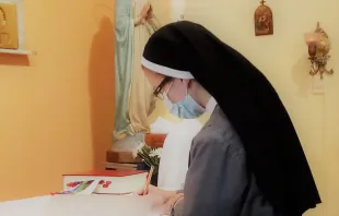 Hermana Noelia Haring firmando su voto de caridad. Crédito: Cortesía de Hermanas de Don Orione. 
