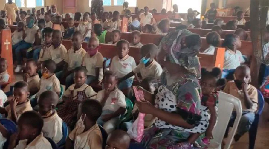 Misioneros salesianos renuevan capilla que consuela a 1.500 personas en Nigeria   