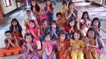 Captura de video de niñas del Orfanato Bottomley Home rezando el Rosario. Crédito: Facebook Bottomley Home.