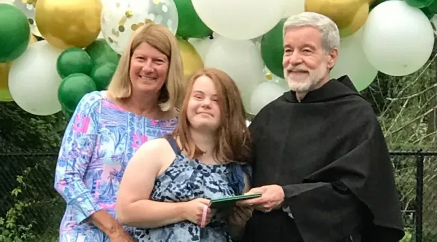 Escuela católica celebra a su primera estudiante graduada con Síndrome de Down