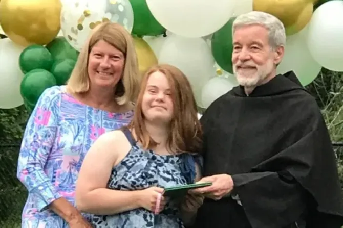 Escuela católica celebra a su primera estudiante graduada con Síndrome de Down