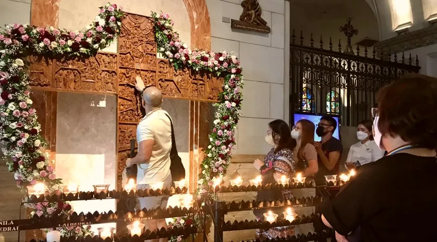 Fieles veneran reliquia de la Vera Cruz en Cruz del Jubileo en Filipinas. Crédito: Facebook de Catedral de Manila.?w=200&h=150