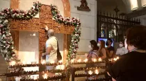 Fieles veneran reliquia de la Vera Cruz en Cruz del Jubileo en Filipinas. Crédito: Facebook de Catedral de Manila.