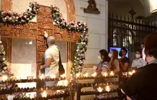 Fieles veneran reliquia de la Vera Cruz en Cruz del Jubileo en Filipinas. Crédito: Facebook de Catedral de Manila. 