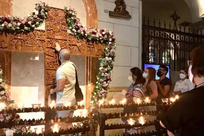 Católicos veneran reliquia de la Santa Cruz de Cristo para celebrar su fiesta en Filipinas