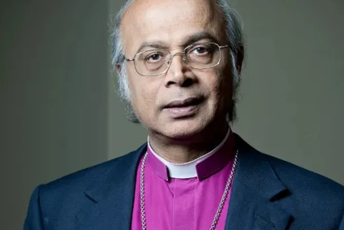 Obispo deja la iglesia anglicana para hacerse sacerdote católico