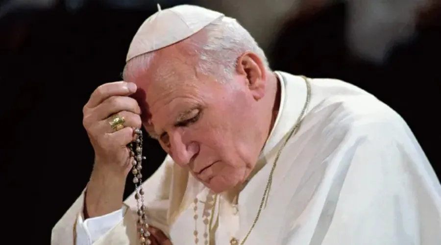 Un día como hoy hace 20 años San Juan Pablo II publicó esta bella carta sobre el Rosario